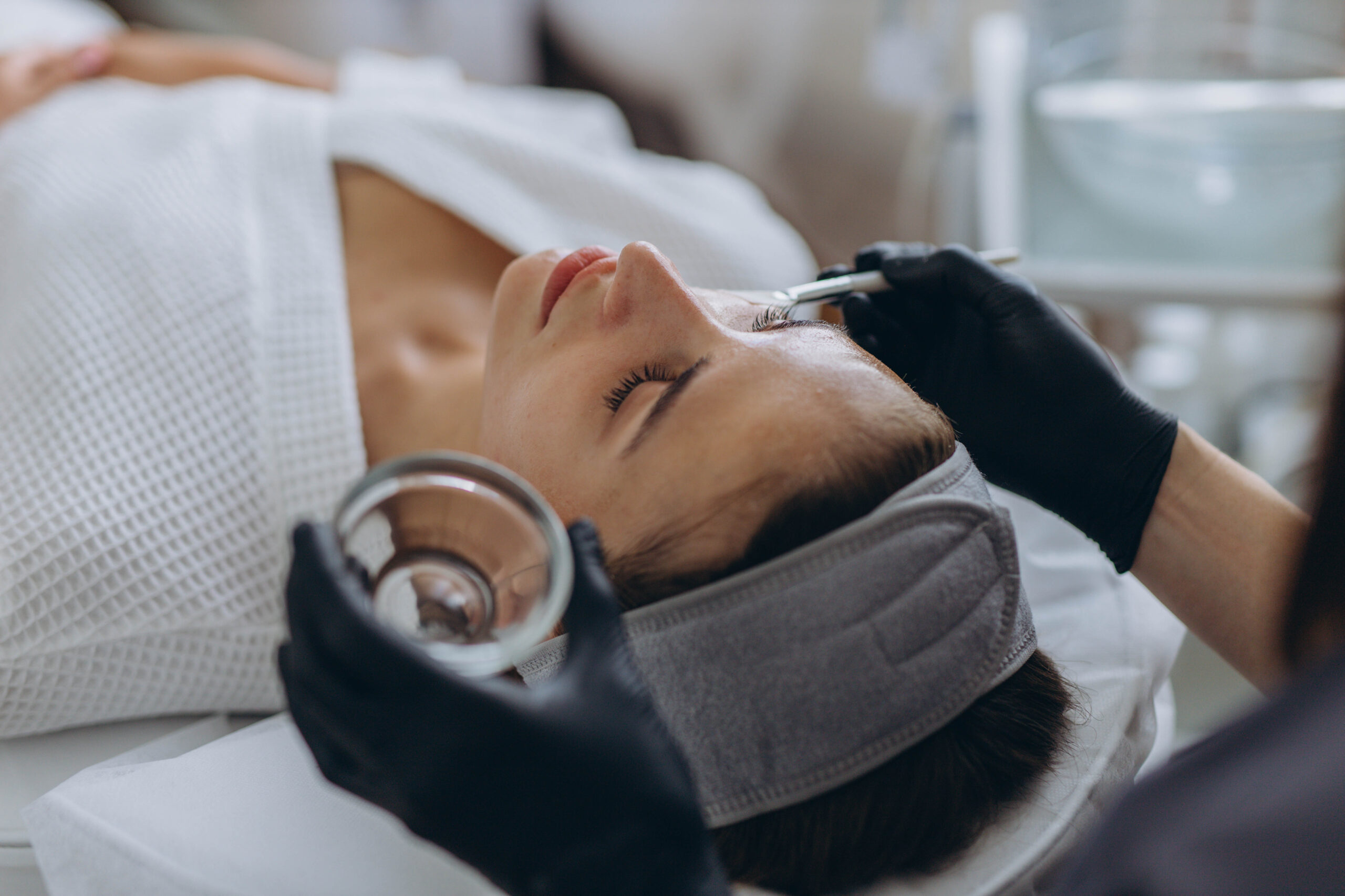 Facial treatment in the Dao Ki treatment room